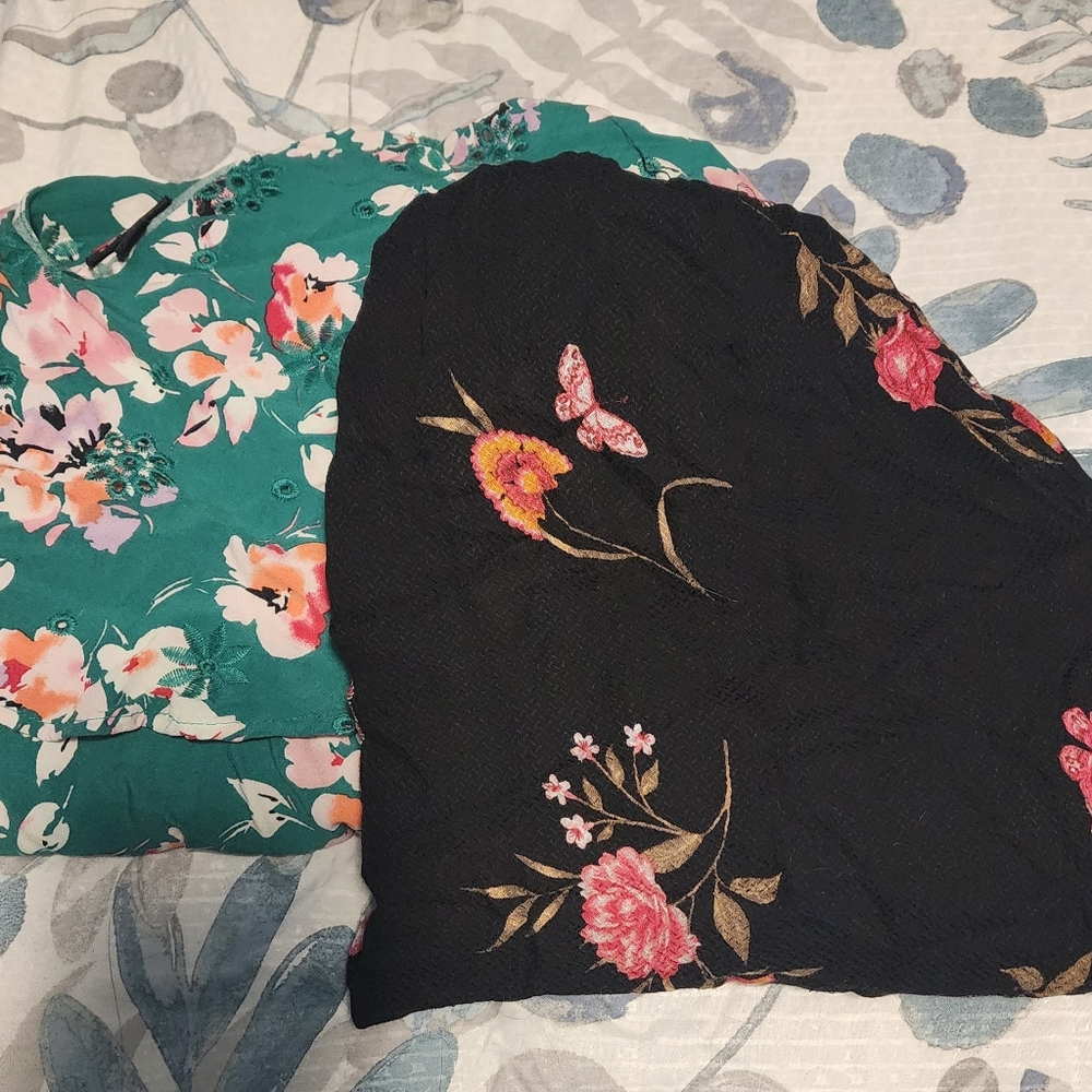 Bundle of 2 cold shoulder tops Torrid size 1